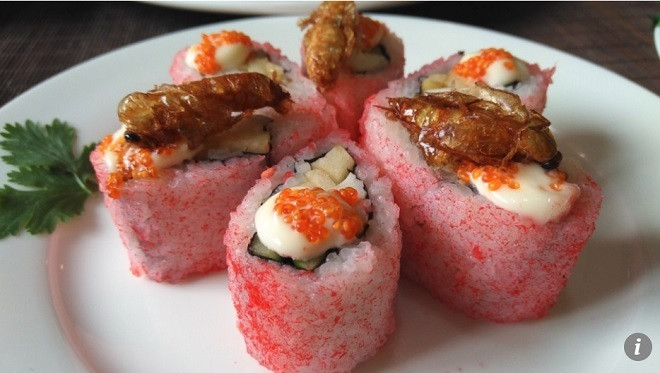Trong ảnh là món sushi gián, một món ăn người yếu tim không bao giờ dám ăn. Thậm chí chỉ cần nhìn thôi cũng đủ buồn nôn. Thế nhưng theo nhiều người, món này rất ngậy.
