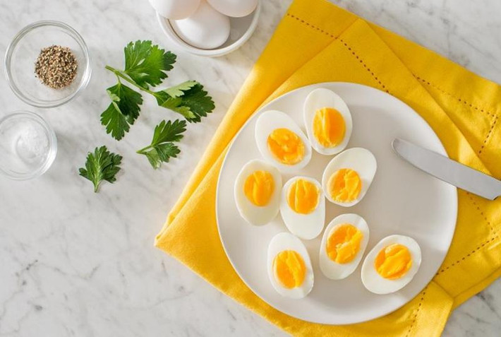 Có thể nói, mặc dù chất dinh dưỡng trong trứng rất phong phú nhưng chúng ta vẫn phải chú ý kết hợp hợp lý khi ăn trứng, nếu bạn cố tình kết hợp một số thứ không tương thích với trứng thì không những dinh dưỡng của trứng không được hấp thụ mà còn sinh tác hại cho cơ thể.