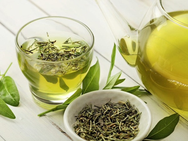 2. Trà xanh: Một số người rất thích uống trà xanh, đặc biệt là trong khi ăn. Tuy nhiên, nếu bạn vừa ăn trứng vừa uống trà xanh thì axit tannic trong trà và protein trong trứng sẽ kết hợp với nhau, tạo ra chất tannin làm se, làm chậm hoạt động của nhu động ruột, kéo dài thời gian tích trữ phân trong ruột, tăng hấp thụ chất gây độc hại vào cơ thể, điều này cũng tạo không gian cho tế bào ung thư không gian phát triển.