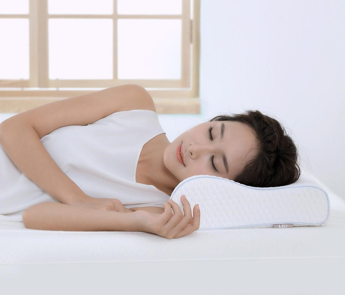 Làm thế nào để tránh ngáy ngủ, hãy thử các mẹo sau: 1. Không dùng gối quá cao: Người bệnh ngủ ngáy nên chọn gối có độ cao phù hợp. Một số người cho rằng kê gối cao có thể cải thiện hô hấp nhưng thực tế đây là một cách tiếp cận sai lầm, kê gối quá cao có thể khiến tình trạng ngủ ngáy trở nên trầm trọng hơn.