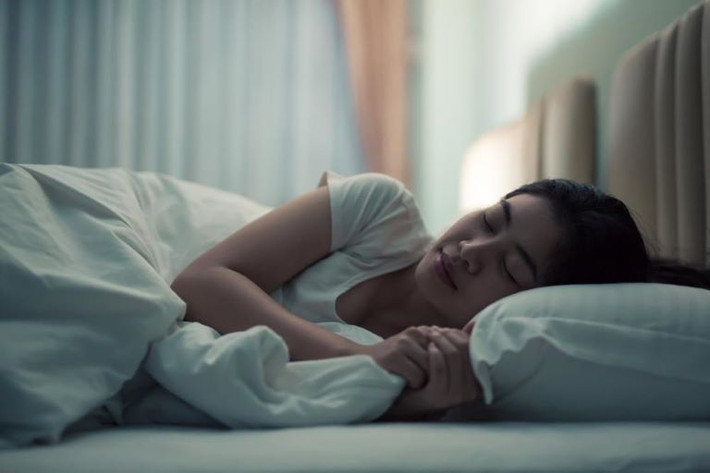 3. Tạo môi trường ngủ: Một môi trường ngủ tốt cho phép chúng ta đi vào giấc ngủ nhanh hơn và ngủ ngon hơn. Những người thường xuyên ngáy khi ngủ thường bị khô khoang mũi, họng, bạn có thể đặt máy tạo độ ẩm trong phòng ngủ để tạo độ ẩm cho khoang mũi.