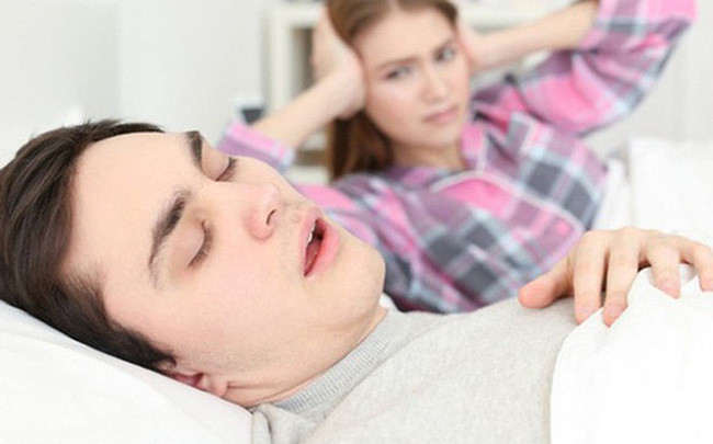 Ngủ ngáy gây nguy hiểm như thế nào? Đường thở của người ngủ ngáy thường hẹp hơn bình thường và sự co bóp bù trừ của cơ họng trong ngày giúp đường thở luôn thông thoáng mà không bị tắc nghẽn.