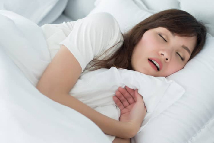 Khi nói đến các yếu tố nguy cơ của bệnh tim mạch, người ta thường nghĩ đến hút thuốc lá, tiểu đường, huyết áp cao, cholesterol cao và tiền sử bệnh gia đình, nhưng những mối đe dọa của ngủ ngáy đối với sức khỏe lại dễ bị bỏ qua. Ngáy là một vấn đề về tai mũi họng, nó có thể ảnh hưởng xấu đến tim mạch như thế nào?