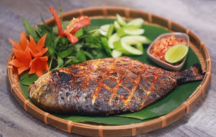 Nếu nướng trong lò, ở nhiệt độ 80-100 độ C, chất creatin (hoặc creatinin) trong thịt cá sẽ trở thành amin thơm dị vòng (HCA). Chất này khi vào tới gan thì biến thành chất độc, sau đó đi xuống ruột, tạo ra nguy cơ ung thư đại tràng.
