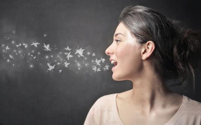Thứ hai, hơi thở có mùi hôi đột ngột. Gan bị tổn thương sẽ ảnh hưởng trực tiếp đến khả năng trao đổi chất của cơ thể, khiến các chất độc, chất thải không kịp phân hủy và tích tụ trong cơ thể.