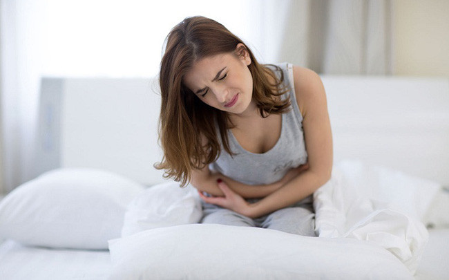 Nhưng khi bạn cảm thấy lượng xì hơi của mình tăng đột biến trong một ngày mà không ăn bất cứ đồ ăn gì lạ thì bạn phải chú ý, đó có thể là gan đã bị tổn thương. Vì khi gan có vấn đề sẽ cản trở quá trình bài tiết mật, đồng thời hệ tiêu hóa cũng bị ảnh hưởng nên lúc này sẽ sinh ra nhiều khí thải hơn bình thường.