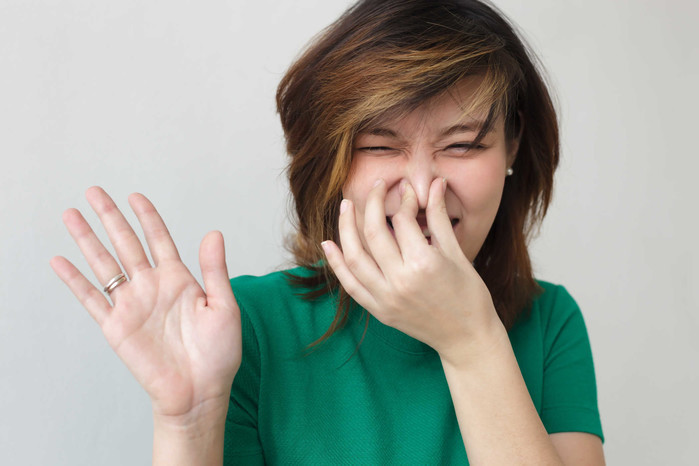 Thứ hai là do dạ dày. Bác sĩ giải thích rằng, ở những người bị viêm loét dạ dày nặng, trào ngược dạ dày, táo bón lâu ngày... bụng sẽ tích tụ những khí thải rất độc hại, lâu ngày những khí thải này không được tống ra ngoài đúng cách bằng đường xì hơi, nó sẽ đi ngược lại và thoát ra ngoài bằng đường miệng, tạo là mùi hôi nồng nặc, rất đáng sợ.
