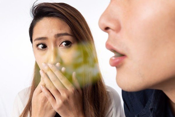 Thoát vị hoành cũng gây chứng trào ngược dạ dày - thực quản. Nhiễm vi khuẩn Helicobacter pylori gây nên viêm loét dạ dày cũng có thể là nguyên nhân của chứng thở hôi.