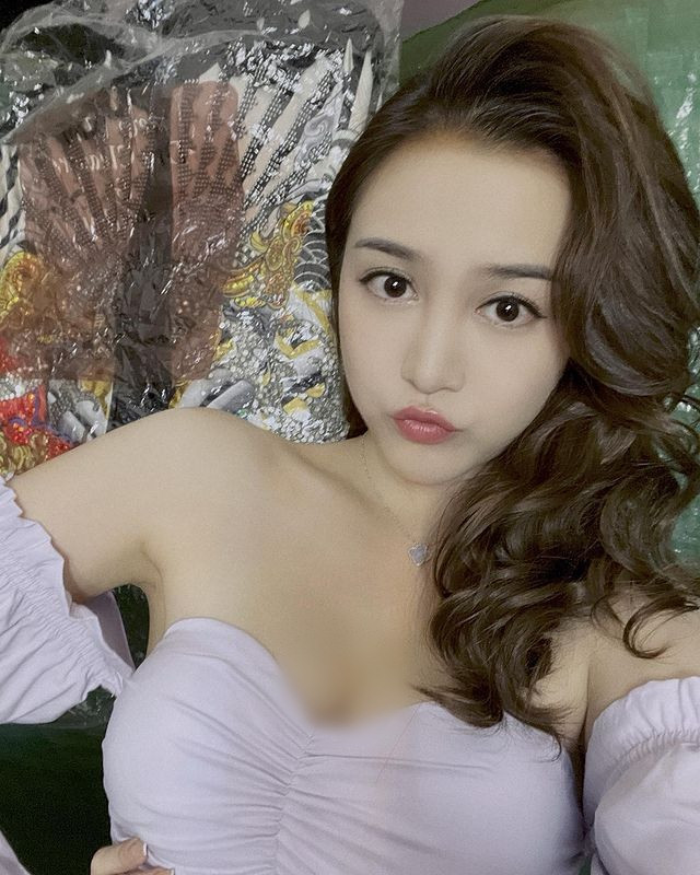 Thiết kế trễ vai, cúp, quây cũng được hot girl Quách Dịch Tâm ưa thích trong những bộ trang phục thường ngày vì giúp cô nàng khoe được vẻ đẹp nữ tính lại gợi cảm, quyến rũ.