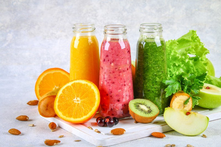 Axit ăn mòn răng: Hầu hết các loại nước trái cây đều có tính axit, sau khi ép, nước trái cây tiết ra nhiều đường và axit trái cây hơn. Khi axit tác động trực tiếp lên men răng của bề mặt răng, nó sẽ làm tan các tinh thể hydroxyapatite trong men răng, phá hủy siêu cấu trúc của men răng, gây ra hiện tượng axit ăn mòn và khử khoáng men răng.