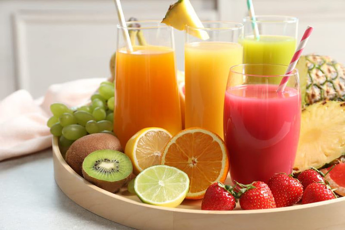 Trái cây tốt cho sức khỏe hơn khi ăn trực tiếp: Bã trái cây rất giàu chất xơ, có thể làm giảm bớt sự ăn mòn của các chất có tính axit trên răng, đồng thời cũng làm giảm lượng đường hấp thụ ở một mức độ nhất định. Nhai trái cây cũng có thể luyện sức nhai của răng.
