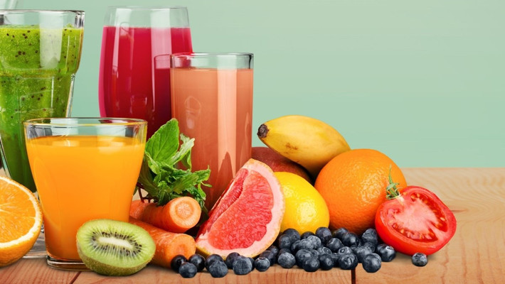 Lượng đường cao trong nước trái cây cũng lên men, tạo ra axit dưới tác động của vi khuẩn, đẩy nhanh quá trình khử khoáng và làm tan men răng. Độ pH của nước trái cây càng thấp thì độ ngọt càng cao, thời gian ngâm càng lâu thì càng hại và tác dụng khử khoáng càng rõ rệt. Nó thường được gọi trên lâm sàng là hiện tượng mòn răng.