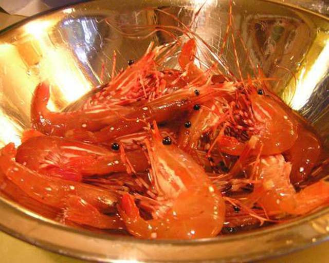 Mục đích của việc ngâm tôm vào rượu là để chúng bị "say", thịt cũng ngấm rượu, ngấm gia vị, trở nên thơm hơn, hấp dẫn hơn.