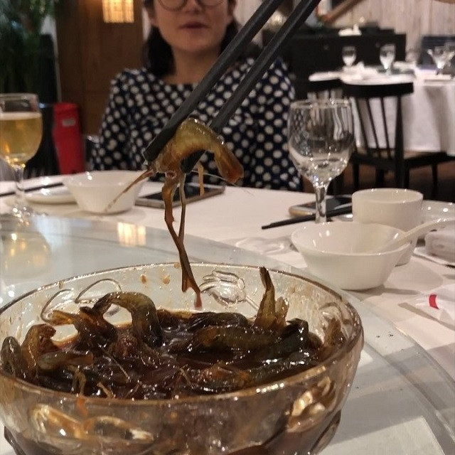 Tôm say rượu là một trong những món ăn kinh dị ở Trung Quốc bởi sự tàn nhẫn của nó. Nguyên liệu chính của món ăn này là tôm nước ngọt tươi sống, kèm với đó là rượu, hành củ, hành lá, tỏi, ớt, gừng, rau mùi...