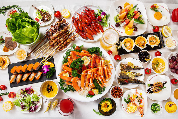Việc này làm tăng gánh nặng cho đường tiêu hóa, đồng thời, việc ăn uống quá nhiều sẽ làm thay đổi lượng đường trong máu trước khi đi ngủ và ảnh hưởng đến việc bắt đầu và duy trì chất lượng giấc ngủ bình thường.