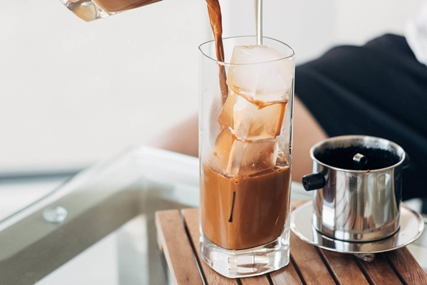 4. Cà phê, trà: Đây là những trợ thủ đắc lực khi chúng ta buồn ngủ, chúng chứa caffeine, theophylline, theobromine. Các alcaloid này có thể làm tăng nhịp tim và tăng hưng phấn của thần kinh giao cảm. Uống các loại nước này trước trước khi đi ngủ 4-8h là không phù hợp.