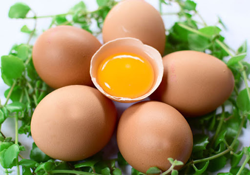 Trường hợp của cô Trương đã gióng lên hồi chuông cảnh báo sức khỏe cho chúng ta. Đó là, trứng mua càng tươi càng tốt, sau khi mua ăn càng sớm càng tốt, nên ăn ngay sau khi rửa sạch, không nên tích trữ nhiều trứng, nếu không, trứng sẽ bị hôi và mốc, gây nguy hại lớn cho sức khỏe của chúng ta.