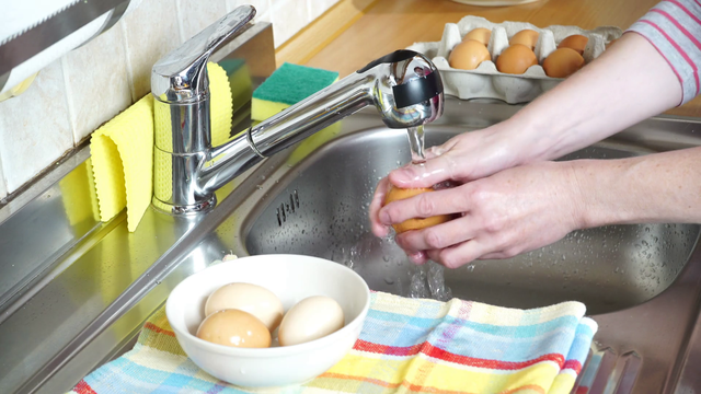 Hóa cô Trương có thói quen mua nhiều trứng một lúc, mỗi lần mua về sợ trứng không sạch, cô lại rửa sạch bằng nước rồi cất vào tủ lạnh. Cô Trương cho rằng, trứng rửa rồi sẽ sạch sẽ và đảm bảo an toàn hơn.