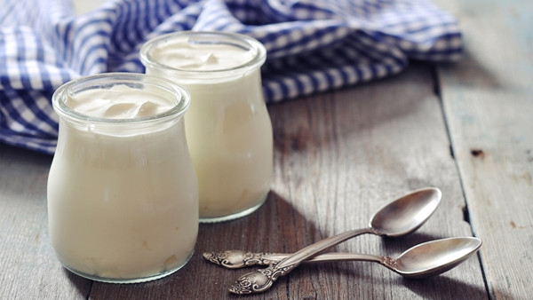 Tiếp nữa là thực phẩm giàu probiotics: Hệ vi khuẩn đường ruột mất cân bằng sẽ dẫn đến sức sống của đường tiêu hóa dần suy yếu, thức ăn lưu lại trong ruột quá lâu, hấp thu nước nhiều lần sẽ gây táo bón. Chỉ có men vi sinh chiếm ưu thế thì nhu động ruột, tiêu hóa, hấp thu và các chức năng khác sẽ bình thường, và nhu động ruột cũng bình thường.