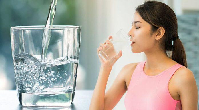 Để chữa táo bón, tổ hợp những thực phẩm này là lựa chọn tốt hơn chuối nhiều. Thứ nhất là nước và chất xơ. Chất xơ trong thực phẩm có thể kết hợp với nước, cholesterol, kim loại nặng và các chất độc hại khác để tăng khối lượng, thúc đẩy phân đi vào trực tràng và đào thải khỏi cơ thể.