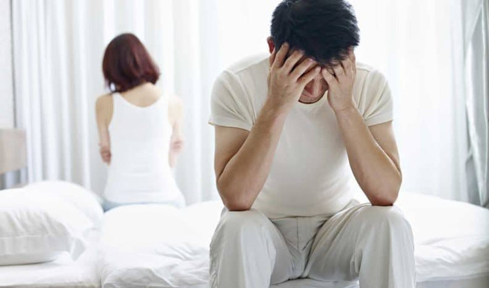 4. Giảm ham muốn: Khi nội tiết tố nam không đủ, ham muốn sẽ giảm. Một trường hợp khác là do độ cứng giảm, phong độ trong chuyện vợ chồng bất thường, lâu dần, nam giới sẽ bắt đầu có biểu hiện không còn ham muốn ân ái, thực chất, đây là dấu hiệu cho thấy quý ông khó có thể ân ái được nữa.