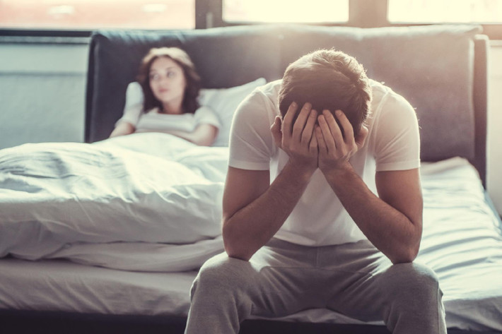 5. Góc cương cứng của dương vật thay đổi: Mỗi người có một góc cương cứng khác nhau, có người nằm sát bụng, có người hếch lên 60 độ, hoặc vuông góc 90 độ với cơ thể. Khi góc độ thay đổi có nghĩa là độ cứng cương cứng không thể bình thường như trước. Đây là dấu hiệu cho thấy, có thể đã bắt đầu xảy ra tình trạng rối loạn chức năng tình dục.