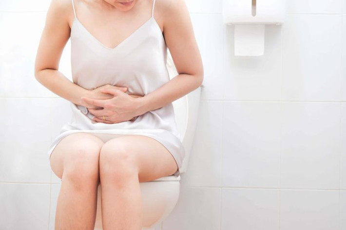 Ngoài ra, chức năng thận bị suy giảm cũng có thể khiến hồng cầu bị rò rỉ vào nước tiểu khiến nước tiểu có màu đỏ. Nếu có các triệu chứng trên cần đến bệnh viện khám để điều trị bệnh thận kịp thời.