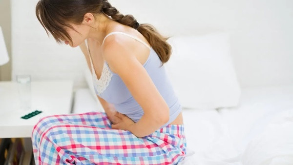 1. Thiểu niệu: Thiểu niệu là một trong những triệu chứng điển hình của bệnh nhiễm trùng niệu. Thận có chức năng bài tiết nước và chất lỏng, nếu bị nhiễm độc niệu thì chức năng thận bị suy giảm nghiêm trọng và lượng nước tiểu tạo ra cũng giảm đi đáng kể. Bệnh càng nặng, lượng nước tiểu giảm càng rõ.