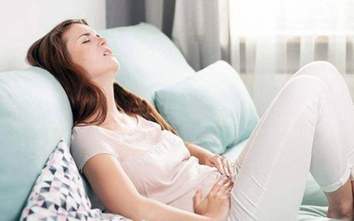 4. Tăng huyết áp: Khoảng 70% bệnh nhân bị nhiễm độc niệu có thể có các triệu chứng tăng huyết áp. Tăng huyết áp xảy ra do chức năng thận bị suy giảm, giữ nước và natri, tăng thể tích máu.
