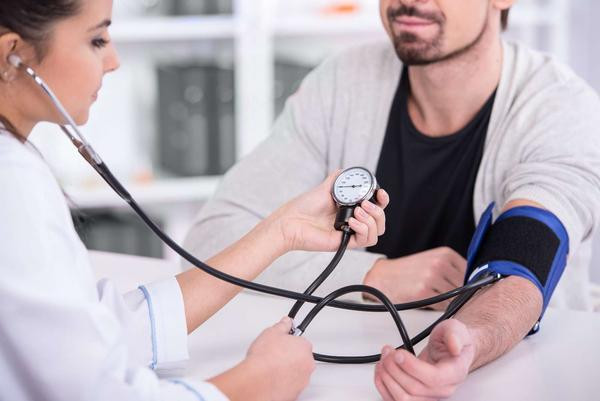 5. Các triệu chứng tiêu hóa: Đây cũng là triệu chứng sớm nhất và nổi bật nhất của bệnh nhiễm trùng niệu. Người bệnh đái ra máu có thể là do chức năng tiêu hóa có vấn đề, chất độc bị giữ lại trong cơ thể.