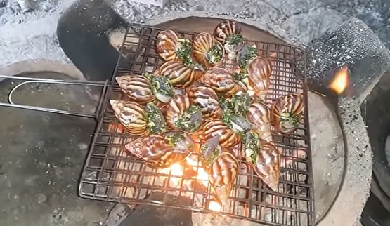 Tại Việt Nam, bất chấp những lo ngại về việc thịt ốc sên có nhiều ký sinh trùng, vẫn có những người bạo gan dùng ốc sên để chế biến thành món ăn, tuy nhiên cách chế biến không cầu kỳ như ở các nước phương Tây.