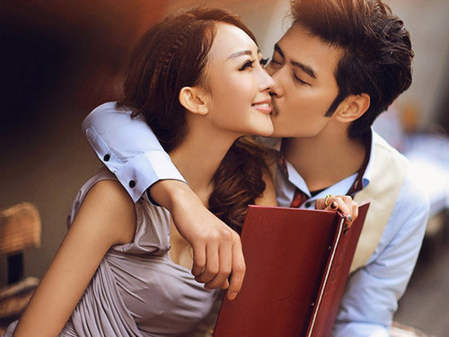 Các chuyên gia gợi ý rằng, để cải thiện khả năng tập trung, nam giới có thể nhìn sâu vào mắt đối phương, vuốt ve và hít thở cùng lúc. Khi đó, cả hai sẽ cảm thấy sự đồng điệu và cảm xúc cũng thăng hoa.