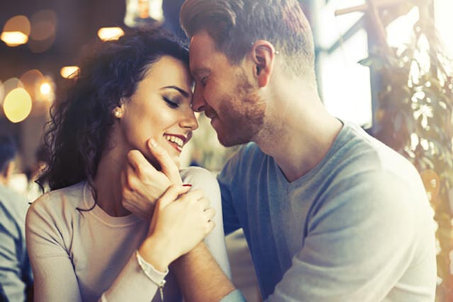 2. Đừng tin vào những lời khoe khoang giữa những người đàn ông: Đàn ông thường khoe khoang về khả năng tình dục của họ. Không giống như phụ nữ, đàn ông tránh nói về sự bất an trong tình dục của mình. Do đó, tần suất quan hệ và thông tin về khả năng ân ái mà nam giới nói đến thường bị bóp méo nghiêm trọng.