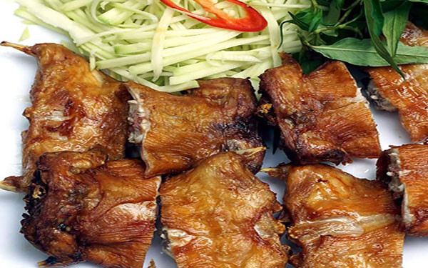 Chuột được nhúng nước sôi, vặt lông, dùng que xiên từ trên xuống dưới, đem thui với rơm nếp cho vàng ruộm sau đó mới mổ bụng, lột bỏ nội tạng, rửa sạch, sau đó xát mắm, muối, mì chính, thảo quả, tiêu rừng cùng một số gia vị khác. Nếu ăn nướng thì kẹp que nướng trên than củi ở bếp giữa nhà cho chín rồi ăn luôn.