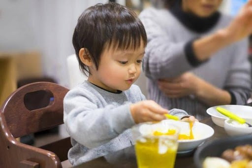 Sau khi thăm khám, bác sĩ cho biết: "Lá lách và dạ dày của Oánh Oánh lúc này vô cùng yếu, dẫn đến cơ thể thiếu dinh dưỡng nghiêm trọng và chậm phát triển".