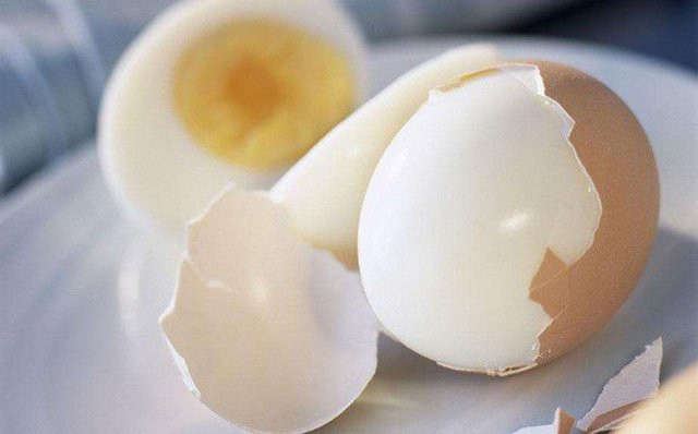 Theo bác sĩ, chính vì thói quen ăn trứng mỗi sáng kéo dài suốt hai năm nên lá lách và dạ dày của Oánh Oánh bị tổn thương. Cụ thể, lá lách và dạ dày của trẻ em tương đối mỏng manh, lòng đỏ trứng có chứa nhiều cholesterol, nếu ăn nhiều có thể làm tăng gánh nặng cho hai bộ phận này.