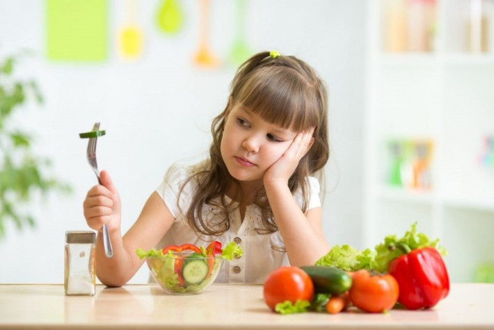 Lúc này, bác sĩ mới hiểu nguyên do khiến cô bé Oánh Oánh chậm phát triển và tổn thương tỳ vị. Không nhịn được, bác sĩ mắng cha mẹ cô bé là "thiếu hiểu biết" và "quá chủ quan, không chịu đưa con đi khám sớm".