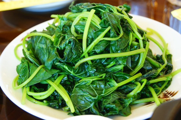 Hàm lượng vitamin B6 ở rau lang nhiều tương đương bông cải, cà rốt, chuối. Trong 100g rau khoai lang có 91,9g nước, 2,6g protid, 2,8g glucid, 1,4g xenluloza, 48mg canxi, 54mg photpho, 11mg vitamin C.