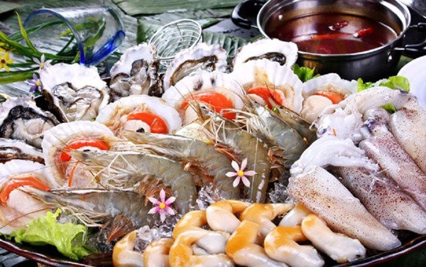 4. Hải sản sống: Hải sản vốn dễ gây dị ứng, sau khi mang thai sức đề kháng thay đổi, nhiều bà bầu ăn những thực phẩm trước đó không bị dị ứng thì khi mang thai cũng sẽ bị dị ứng. Vì vậy, hãy thận trọng khi ăn hải sản và đừng quá lạm dụng.