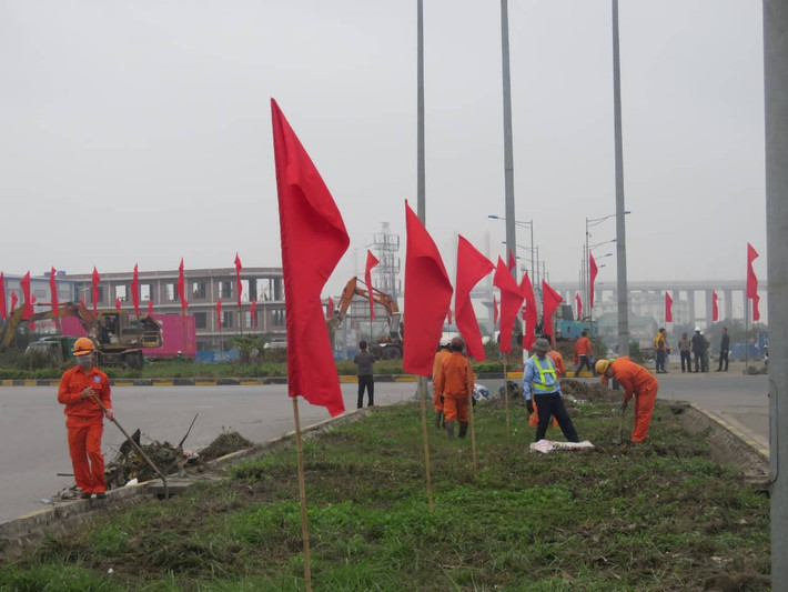 Các công nhân đang hối hả vệ sinh tại tuyến đường 356 Hải Phòng