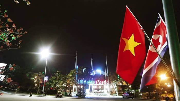 Cờ hai nước Việt Nam - Triều Tiên trên đảo Tuần Châu.