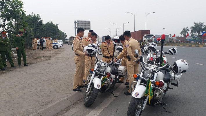 Lực lượng CSGT túc trực dẫn đoàn.
