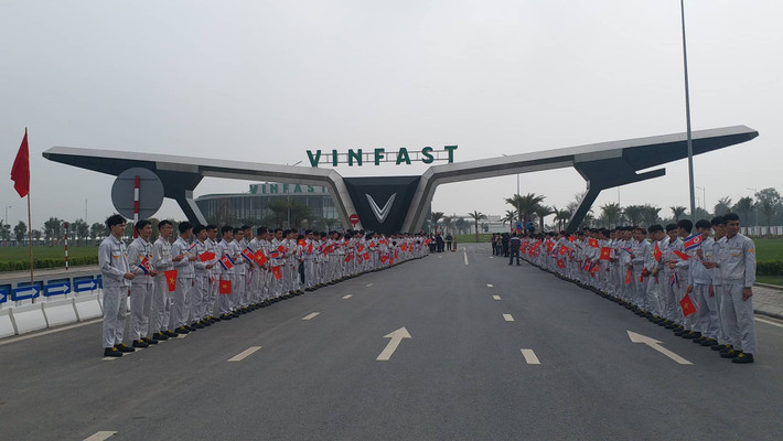 Chiều 27/2, phái đoàn lãnh đạo cấp cao nước Cộng hòa Dân chủ Nhân dân Triều Tiên thăm và làm việc tại thành phố Hải Phòng. Không khí đón tiếp nồng ấm khắp các nẻo đường dẫn vào nhà máy Vinfast nơi đoàn đến tham quan.