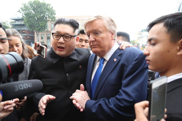 Nhiều người dân thủ đô Hà Nội rất bất ngờ bởi hai người dù đóng giả nhưng có phong thái, cử chỉ rất giống với Tổng thống Donald Trump và Nhà lãnh đạo Kim Jong-un.