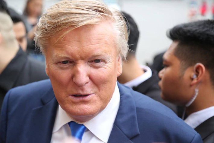 Cận cảnh nét mặt của Russell White - bản sao giống hệt Tổng thống Mỹ Donald Trump.
