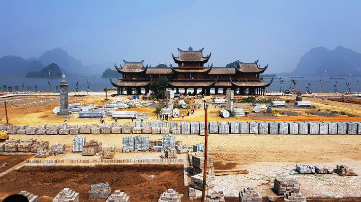 Nhìn từ trên điện Quan Âm xuống chỗ nào cũng tràn ngập vật liệu xây dựng.