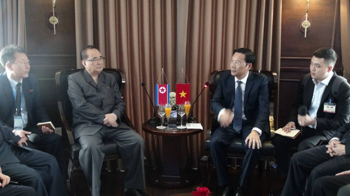 Phó Chủ tịch Đảng WPK, ông Ri Su Yong thay mặt đoàn cảm ơn sự đón tiếp nồng ấm của Quảng Ninh. Ông cho biết Quảng Ninh rất may mắn sở hữu Vịnh Hạ Long, đây là điểm đến lý tưởng, hấp dẫn, rất đẹp. Sau buổi tiếp xã giao, Đoàn lãnh đạo cao cấp Đảng WPK đã dùng cơm trên Vịnh Hạ Long.