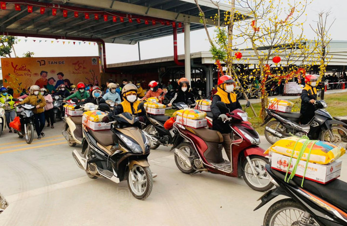 Niềm vui của các công nhân khi chở quà Tết về nhà.