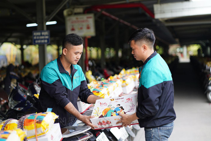 Chủ tịch Công đoàn Công ty CP sản xuất hàng thể thao Tân Đệ cho biết, người lao động ngoài thưởng lương tháng 13 bằng tiền, Công ty mua tặng người lao động những sản phẩm thiết yếu và chất lượng. Mỗi phần quà gồm 10 kg gạo và 1 thùng bia, một thùng đựng quà trong đó có 10 sản phẩm gồm gạo nếp, nước mắm, mì chính… chia làm 2 lần nhận.