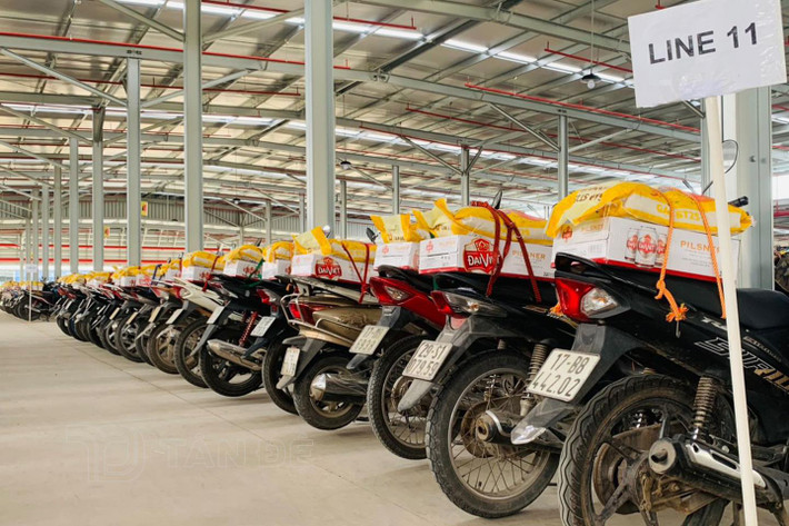 Theo nữ công nhân này, ngoài được thưởng Tết bằng tiền, người lao động được nhận 10 kg gạo và 1 thùng bia và lần 2 là một thùng đựng quà khác trong đó có 10 sản phẩm gồm gạo nếp, nước mắm, mì chính…